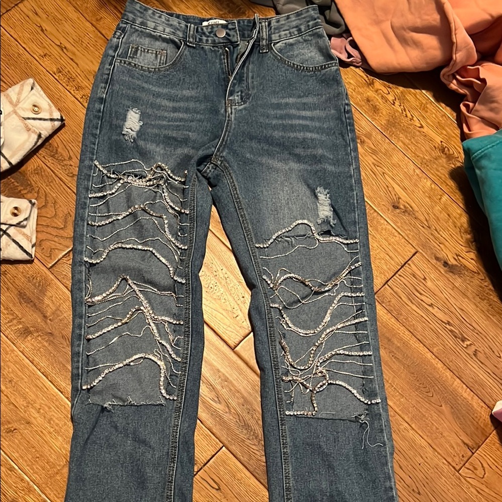 Distressed Blue Jeans with Chain Detail